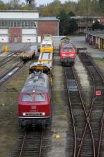 DB/233810/die-215-086-0-am-05112012-mit Die 215 086-0 am 05.11.2012 mit einigen Schwesterloks in Duisburg am Entenfang.